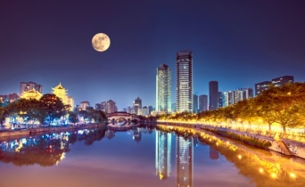 2020年に「人工月」を打ち上げる計画を発表。本物の月の8倍の明るさで街灯の代わりに（中国）