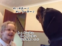 小さな少女と大きな犬が一緒に歌う、世界一かわいくてキュートな「きらきら星」