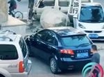斜めに駐車した邪魔な車。見兼ねた近くのドライバーが…！