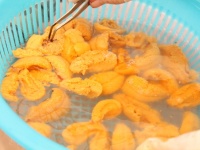 ​デパ地下で高額珍味が売り切れ。工場の秘密に迫る