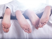 朝夜で興奮度がちがう？　女子のイチャつき欲が高まるのは「起床時」or「就寝前」