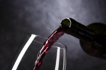 【心理テスト】グラスに赤ワインはどれくらい入ってる？　「あなたの結婚までの交際期間」
