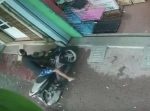 見事な番犬の仕事。 バイク窃盗犯をワンちゃんが追い払う！