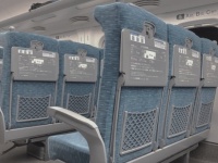 「新幹線3列シートの通路側に大きなスーツケースの若い女性。私が荷棚に載せてあげたら...」（福井県・60代男性）