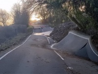 いったいなぜ？道路が歪む怪現象が発生