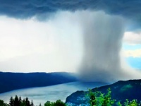 バケツをひっくり返したような集中豪雨が湖に波を起こす瞬間のタイムラプス動画