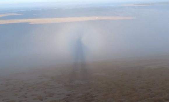 自然のいたずらだとはわかっていても...どうみてもヒトガタ、巨人の幽霊が歩いて見える影に遭遇（フランス）
