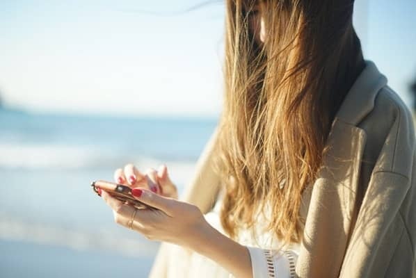 スマホを見る女性