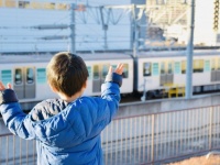 「見知らぬ幼い男の子に、列車の窓から手を振り返した。するとその子の母親が、私に向かって...」（千葉県・60代男性）