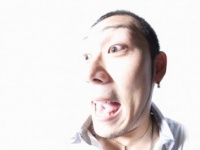 今すぐ帰りたい！　男性がデート中の女性にドン引きした「マナー違反の行動」・4選