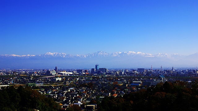 呉羽丘陵から見た富山市街（名古屋太郎さん撮影、Wikimedia Commonsより）