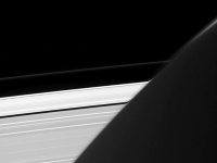 大きく歪んでいる？　NASAが土星の環の奇妙な画像を公開
