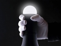 皮をむくとライトが光り、被せると消える。なんとなく愛おしいランプが限定発売中