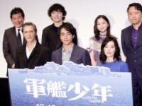 （前列左から）加藤雅也、劇団EXILE・佐藤寛太、大塚寧々、（後列左から）赤井英和、濱田龍臣、山口まゆ、YukiSaito監督