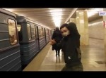 走る電車に向かって全力ダイブ！？　ロシアの若者の遊びが狂ってる…