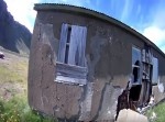 【動画】「ウァオッ！！」廃墟に近づいて撮影→　衝撃の結末が…