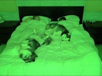 愛犬と過ごす一夜はいかが？ハスキーたちといっしょに眠ったある夜の様子を撮影してみた