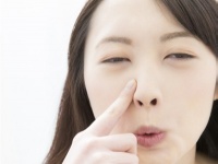 爪をかみかみ、鼻ほじほじ……!?　男ウケ最悪な女子が誰にも知られたくない秘密の癖