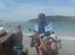 迷子になってしまった少女。ブラジルのビーチの人々がとった行動とは…！？