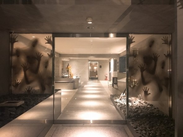 こちらは、誰もいないエントランスの光景