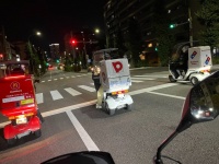 まるでマリオカート？　横一列に並んだマック、ピザーラ、ドミノの宅配バイクが今にもレースを始めそう