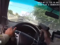 めっちゃ撃ち込んどる！殺人容疑者の車とカーチェイスを繰り広げる警官、フロントガラス越しからの銃撃戦（アメリカ）