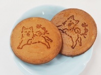 カステラ味の素朴さがいい「三松堂」（秋田市）のせんべい。今年から秋田犬柄が登場した。（Jタウンネット編集部撮影、以下同）