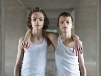 一卵性双生児たちの似て非なる部分を撮影し続ける写真家の『Alike But Not Alike』