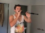 宴会芸にピッタリ？　吹き矢ならぬ“吹きタバコ”の練習をする男性たち