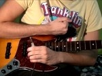 弦がないベースで演奏する男が超クール！