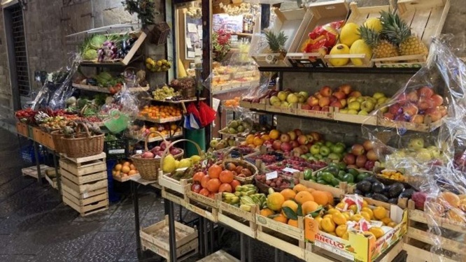 通学路にあった果物屋（画像はイメージ）