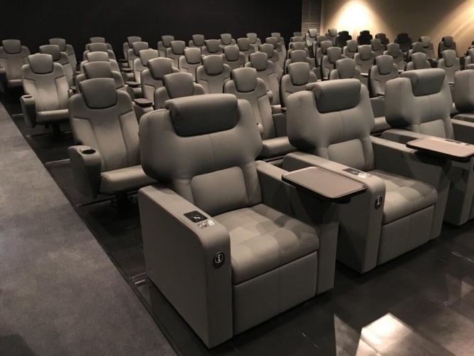 通常料金でプレミアムシートに座れるらしい（画像は新所沢レッツシネパークより提供）