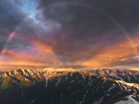 これが現実の光景とは...　標高2660メートル、雷雨の後に突如現れた「大自然からの贈り物」