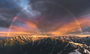 これが現実の光景とは... 標高2660メートル、雷雨の後に突如現れた「大自然からの贈り物」(1ページ目) - デイリーニュースオンライン