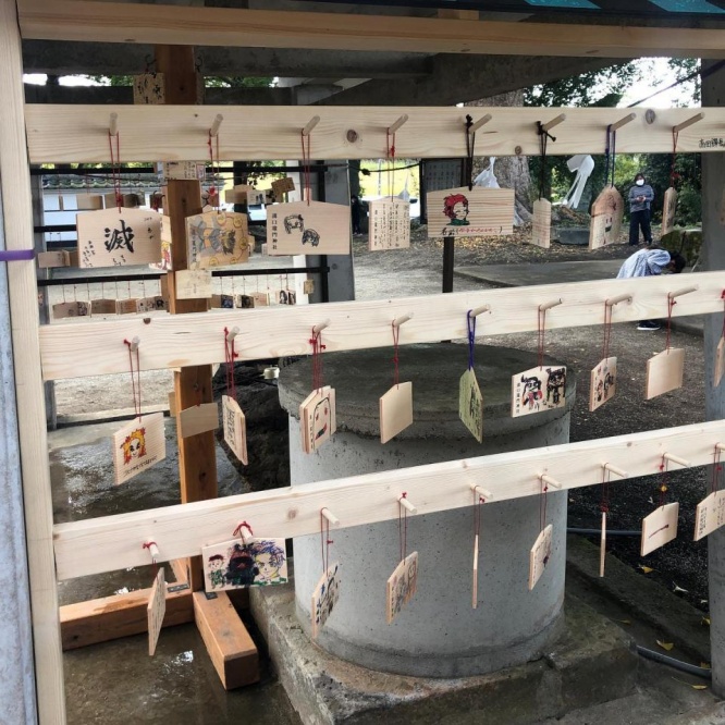 ファンが描いた絵馬（溝口竈門神社公式フェイスブックより）