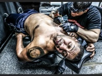 機械彫りでも悶絶顔。タトゥを入れるとどれくらい苦痛を伴うのかを記録した写真