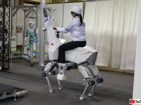 一方日本では、人が乗れるヤギ型ロボットが開発されていた。川崎重工「Bex」