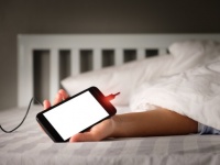 リチウムイオン電池の5倍。スマホ利用で一度充電したら5日間持つバッテリーが開発される（オーストラリア研究）
