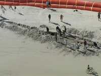 フロリダの海岸に出現した、直線に並ぶ謎の物体。全長30メートルに及ぶこの物体の正体は？
