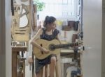 受け継がれる伝統の技。スペイン史上初の女性フラメンコギター職人。