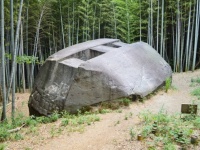 奈良県にある謎の石造物「益田岩船」