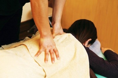 働く女性に徹底リサーチ！　肩こり解消のためにマッサージに行く場合、妥当だと思う金額って？