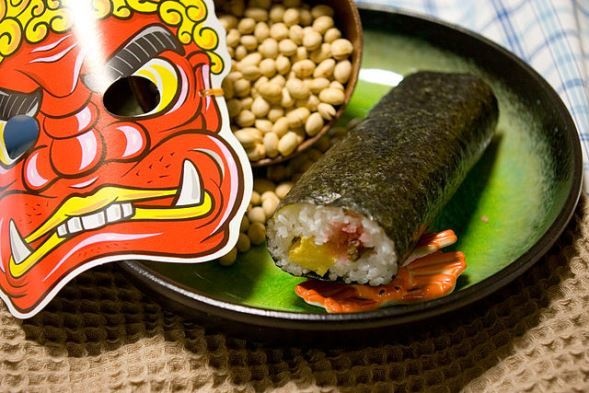 炒り豆と恵方巻（sakura_chihaya+さん撮影、Wikimedia Commonsより）