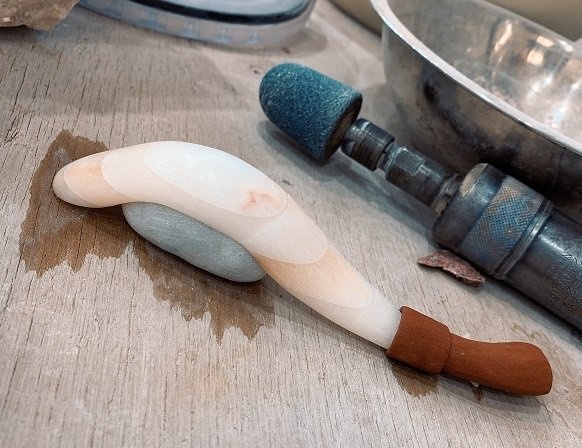 制作中の「天然石寿司」　（はまさんのツイートより）