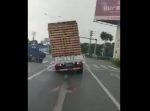 ピサの斜塔のように傾いたまま走っていたトラックの荷物が、さらに傾いて…