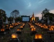 タイの墓地で、幽霊となった死者のための映画観賞会が開催される
