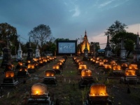 タイの墓地で、幽霊となった死者のための映画観賞会が開催される