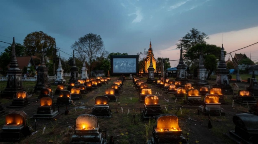 タイの墓地で、幽霊となった死者のための映画観賞会が開催される
