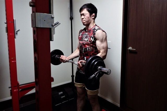 自宅に用意したトレーニング・ルームでウェートトレニーングを続けている（本人提供）