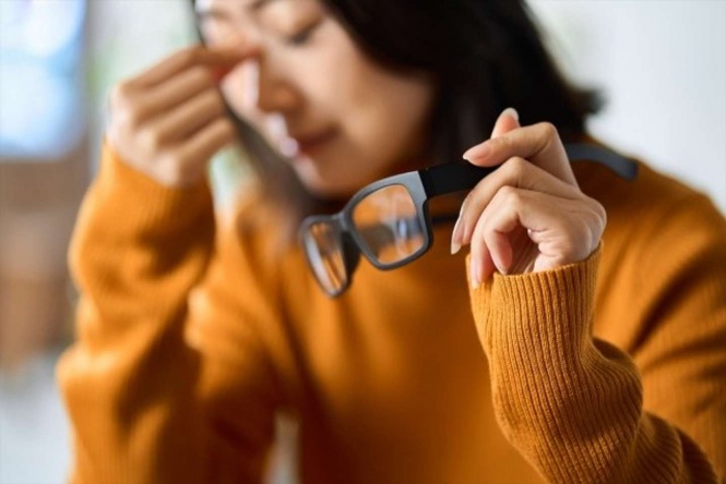 目に違和感が...（画像はphotoAC)